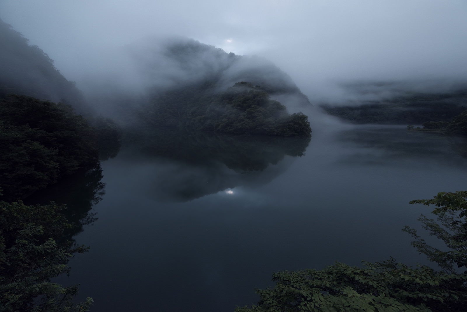 「沸き立つ霧と湖面（富山県南砺市）」の写真