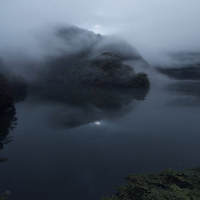 沸き立つ霧と湖面（富山県南砺市）の写真