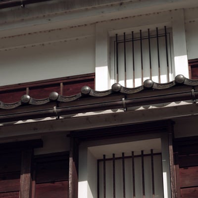 土蔵の格子戸と格子窓（富山県南砺市）の写真