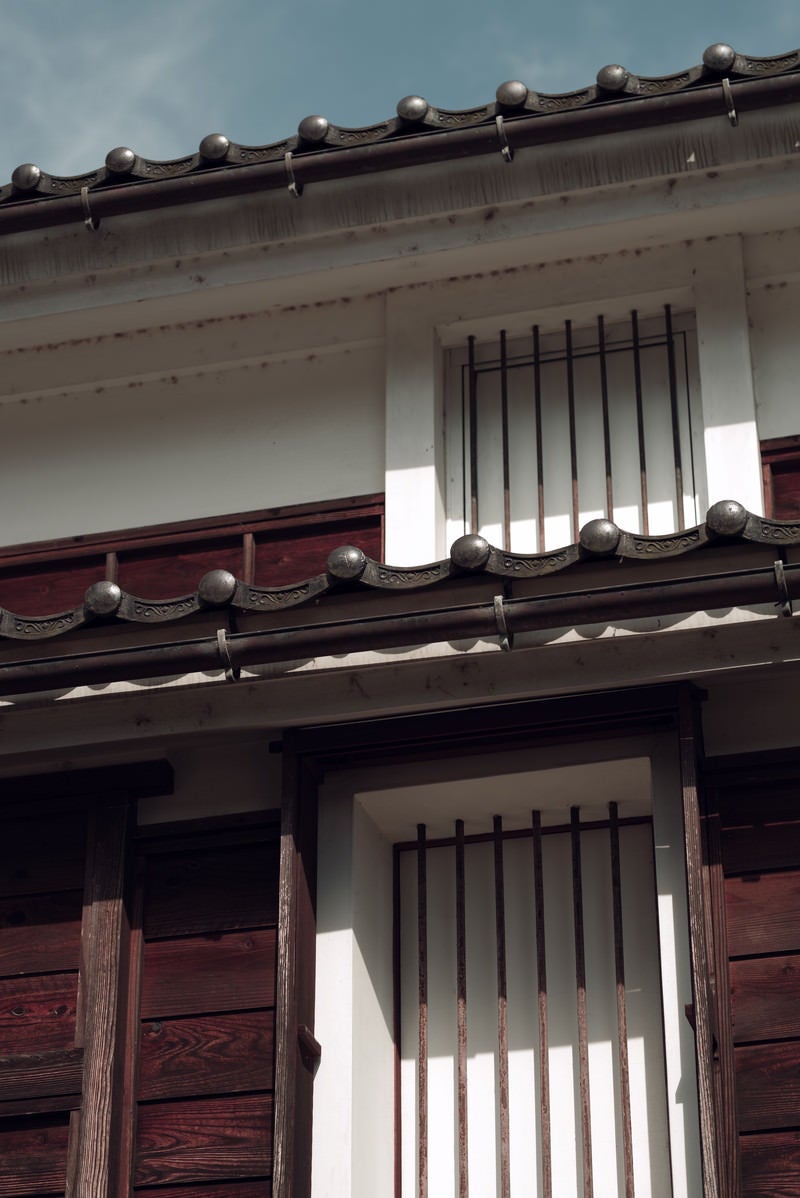 「土蔵の格子戸と格子窓（富山県南砺市）」の写真