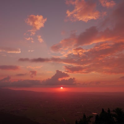 夕焼け色に染まる散居村（富山県南砺市）の写真