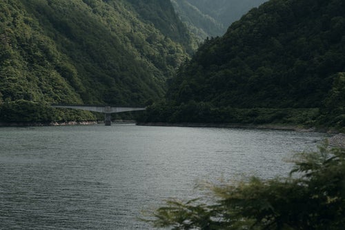 庄川峡と山間にかかる橋（富山県南砺市）の写真