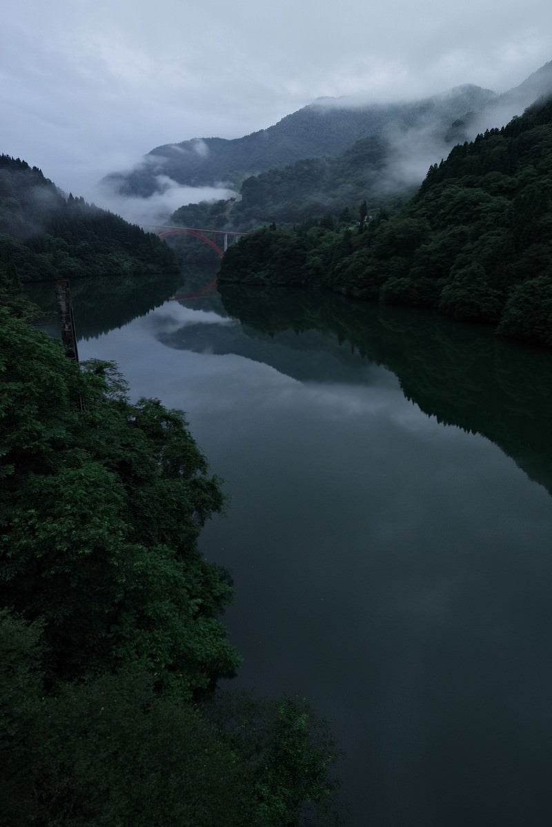 「静寂に包まれた庄川峡の川面と橋（富山県南砺市）」の写真