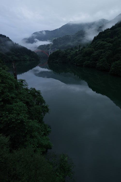 静寂に包まれた庄川峡の川面と橋（富山県南砺市）の写真