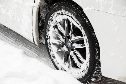 雪上を走行するスタッドレスタイヤの写真