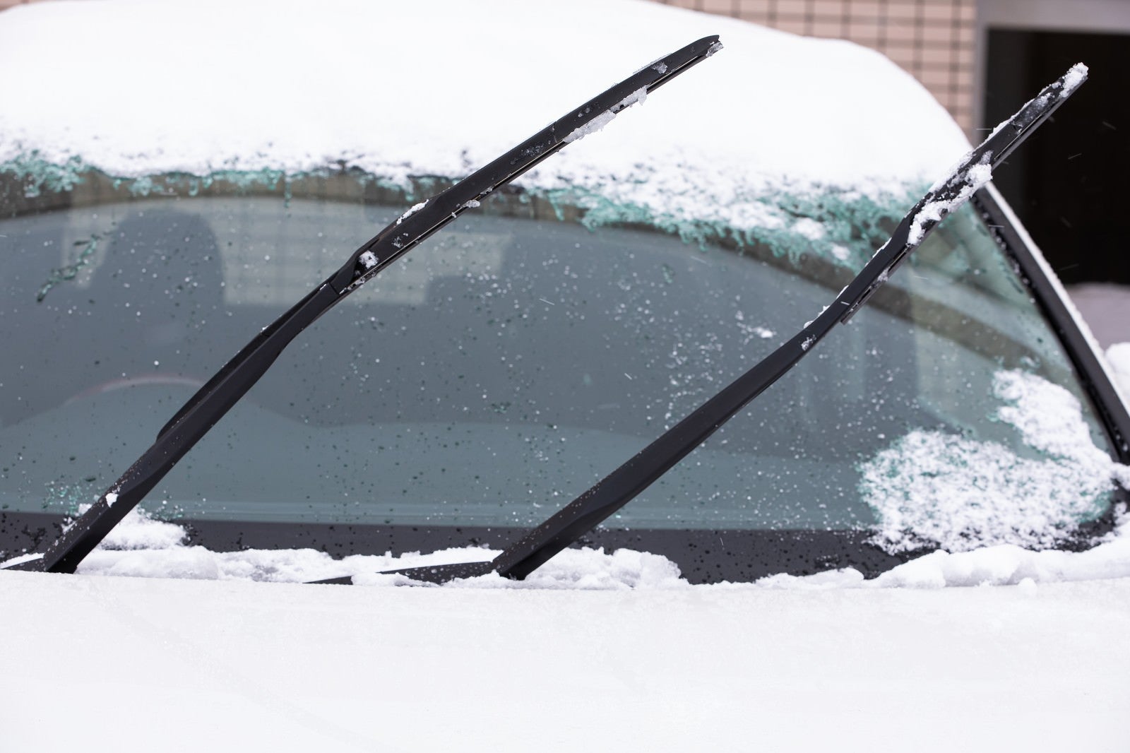 「雪の日に車のワイパーを立てる（上げる）」の写真