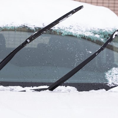 雪の日に車のワイパーを立てる（上げる）の写真