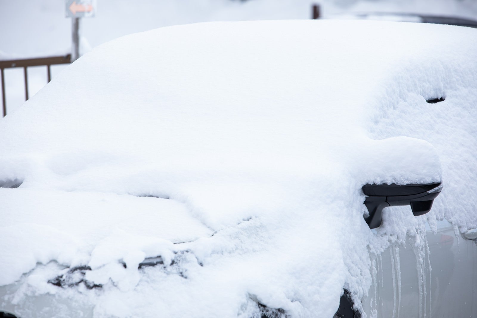 「雪が積もった車」の写真