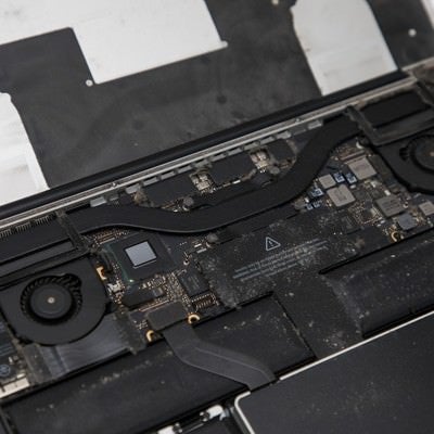 ホコリが溜まった汚いノートパソコンの内部の写真