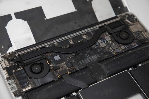 ホコリが溜まった汚いノートパソコンの内部の写真
