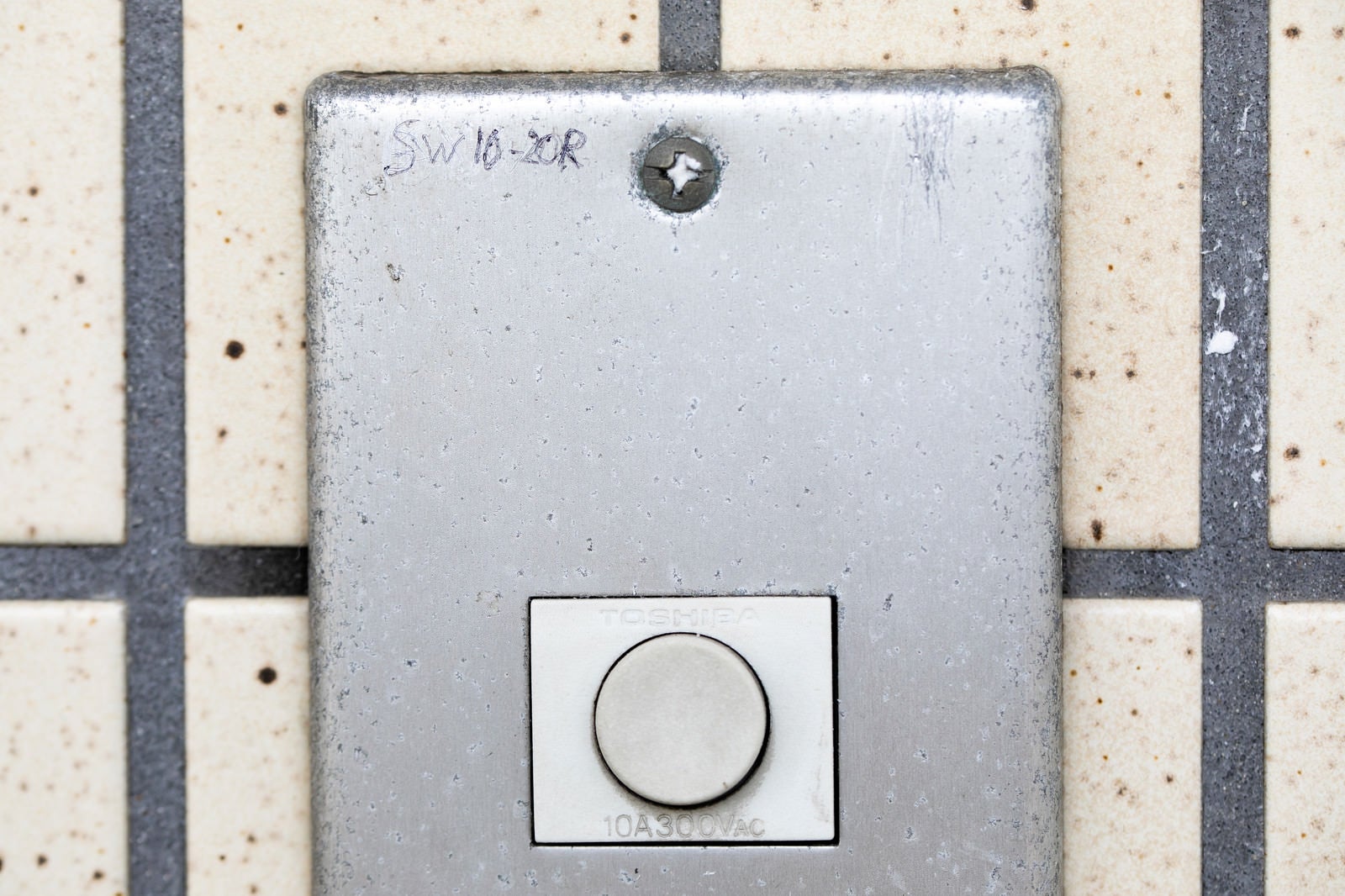 「玄関チャイムのマーキング（SW10-20R）ー「女性独り暮し10時～20時まで居留守」」の写真