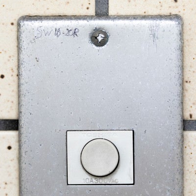 玄関チャイムのマーキング（SW10-20R）ー「女性独り暮し10時～20時まで居留守」の写真