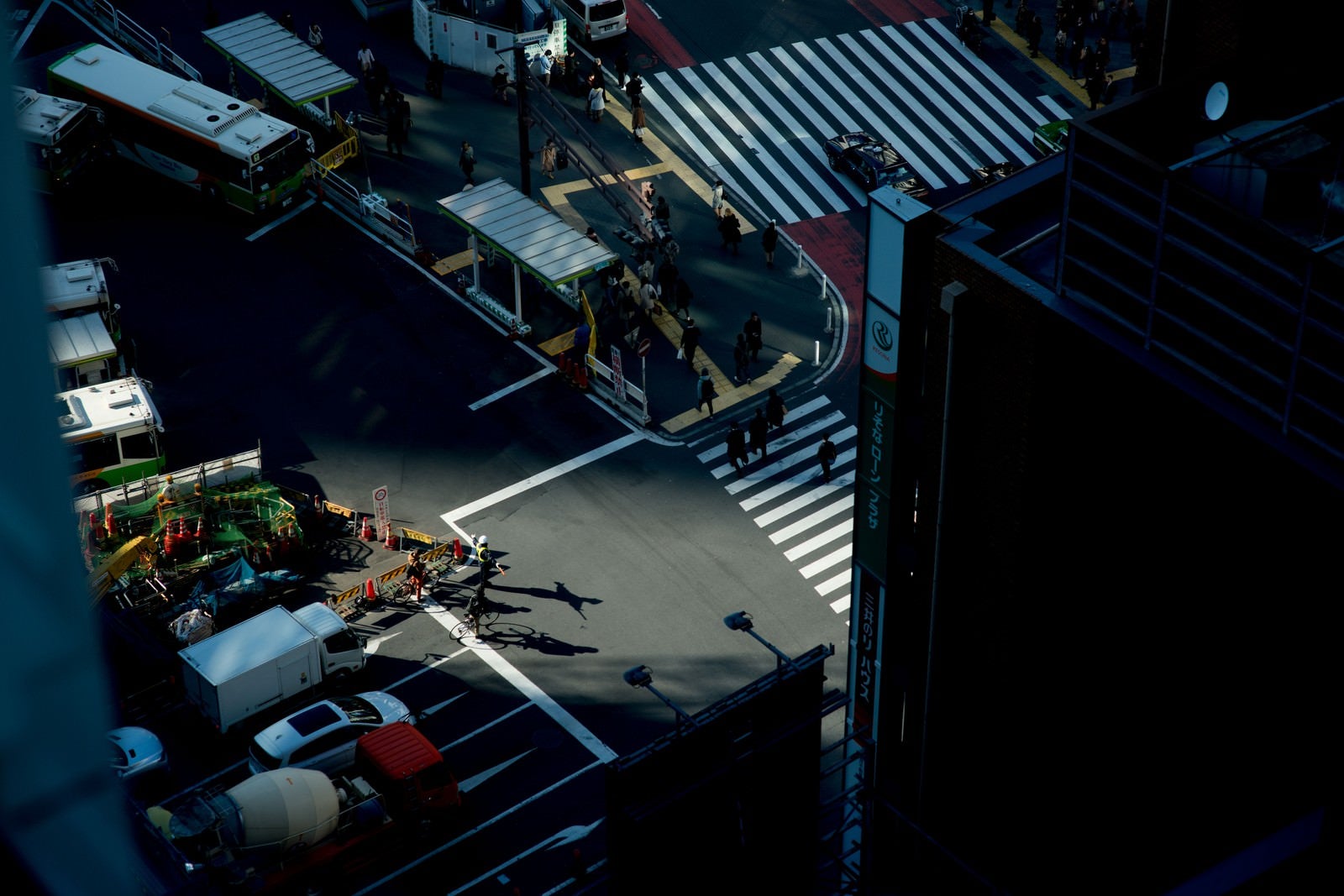 「渋谷駅工事の交通整理」の写真