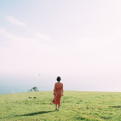 都井岬に佇む女性の写真