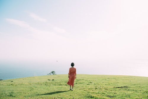 都井岬に佇む女性の写真