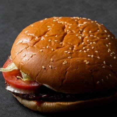 白ごまたっぷりのハンバーガーの写真