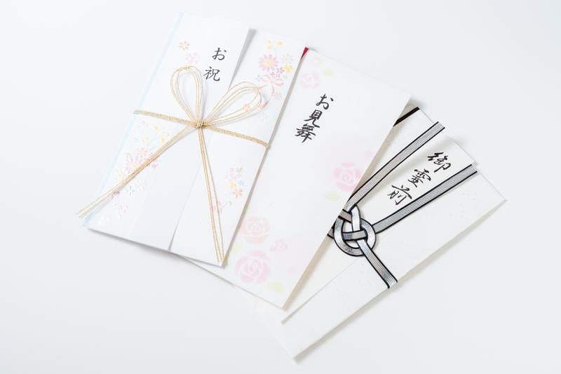 水引付きの熨斗袋2種類（祝儀袋と不祝儀袋）の写真