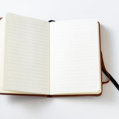 見開きになった茶色の革表紙手帳の写真