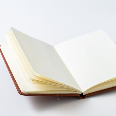 開かれたメモ帳の空白ページの写真