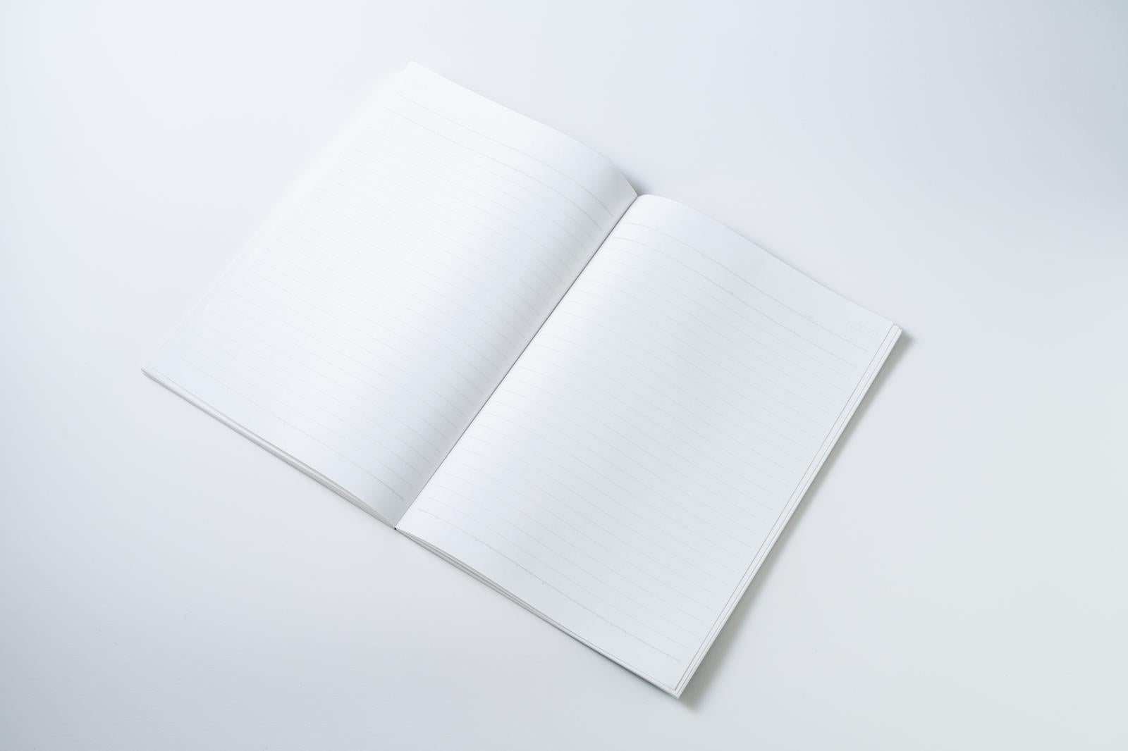 白い背景に見開かれた横線入りの無地ノートブック