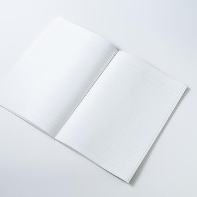 開かれたシンプルな無地ノートブック、白紙と横線入りページの写真