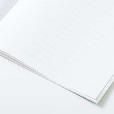 学習用の開いたメモ帳と白いページ、ノートの見開きの写真