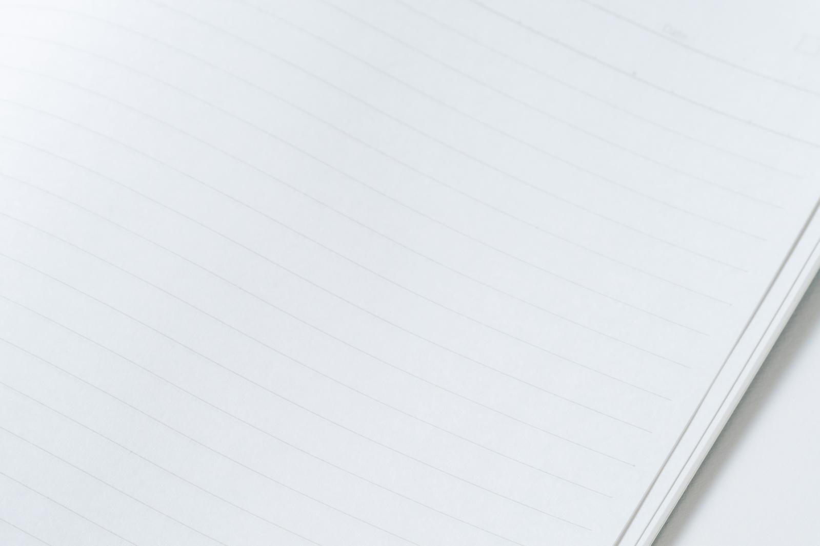 白い背景に開かれた真っ白なページのシンプルなノート