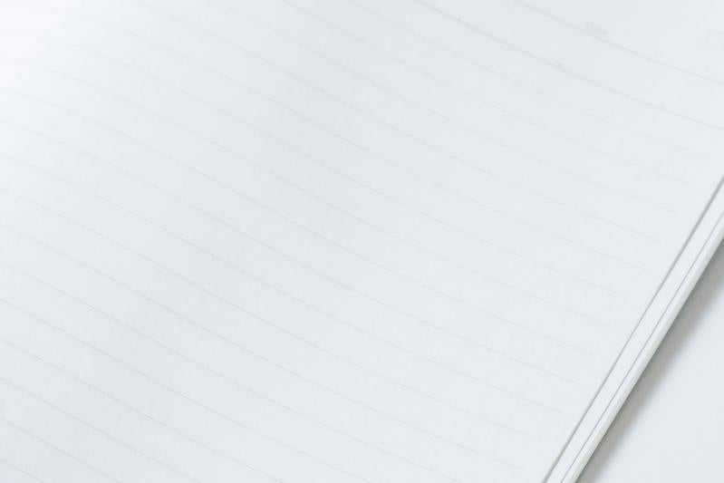 真っ白な見開きのシンプルなノート・記録用紙の写真