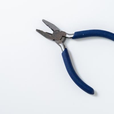 青いグリップ付きニードルノーズプライヤーの写真