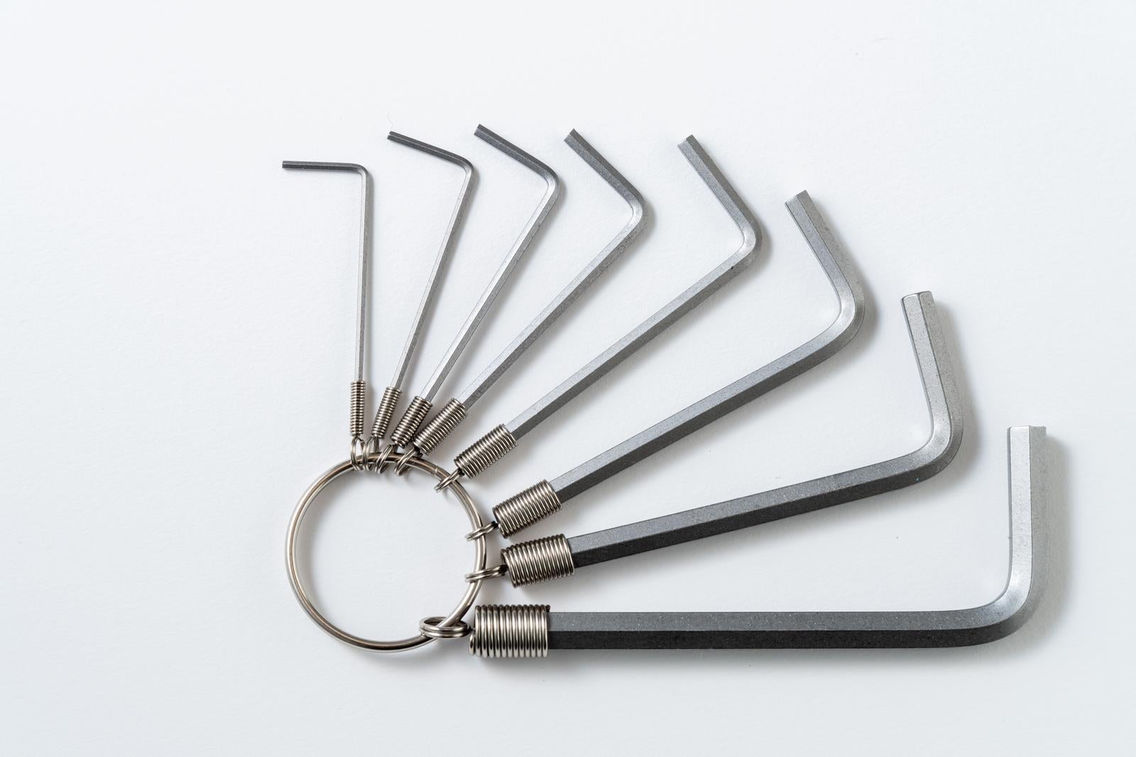 白背景にキーリング付き六角レンチセットを並べた工具の写真