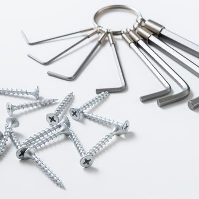 六角レンチセットと木ネジの工具セット｜DIY家具組み立て用の写真