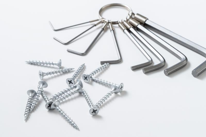 六角レンチセットと木ネジの工具素材の写真