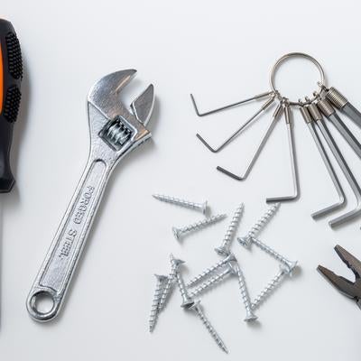 ドライバーとモンキーレンチと六角レンチの工具一式の写真