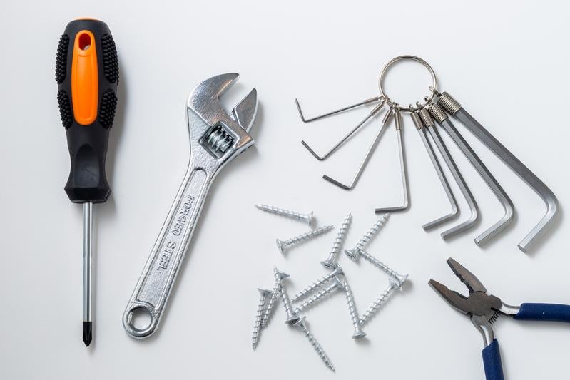 ドライバーとモンキーレンチと六角レンチの工具一式の写真