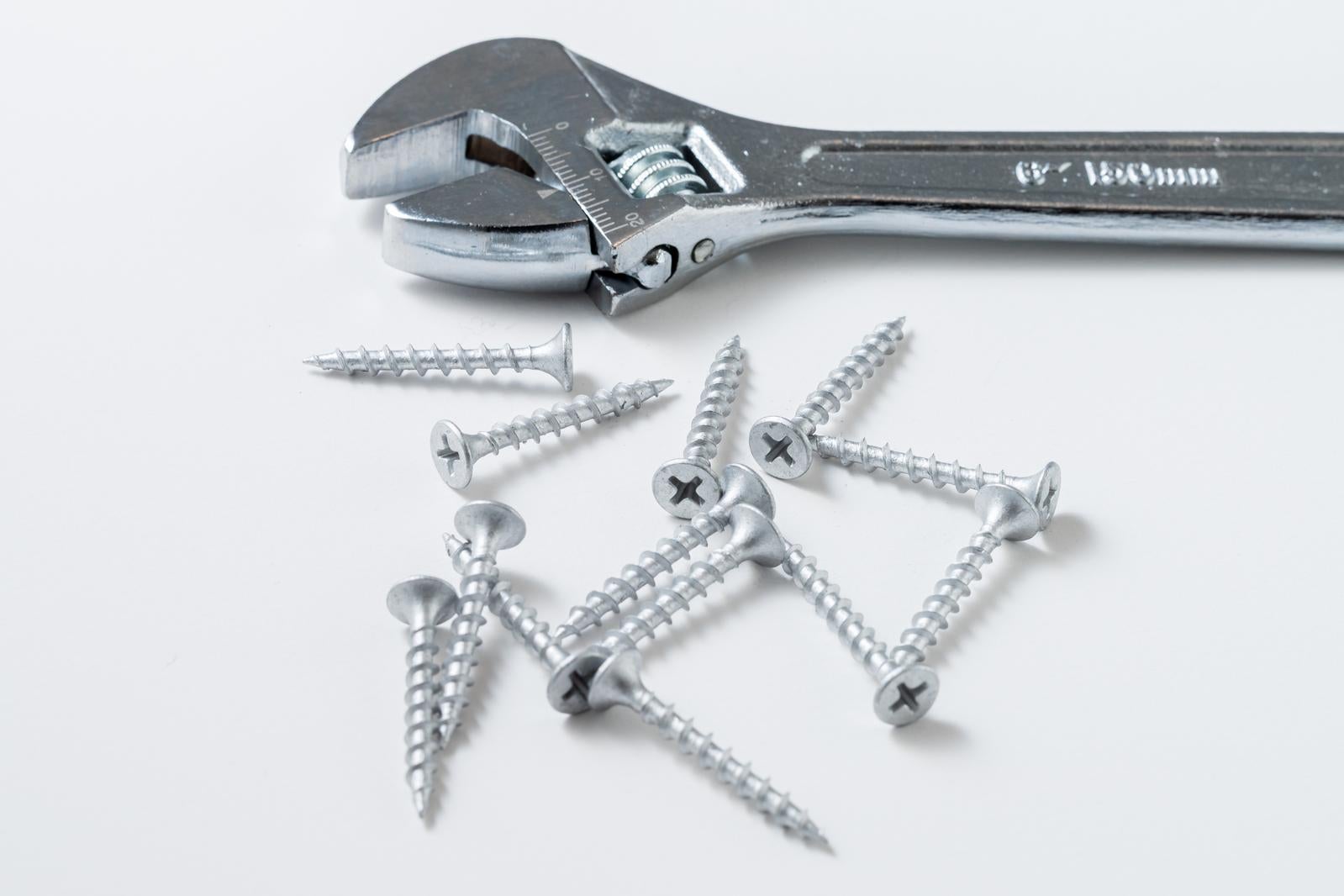 「モンキーレンチとネジの工具セット」の写真