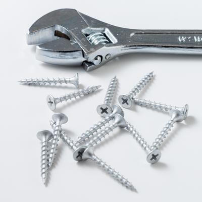 モンキーレンチとネジの工具セットの写真