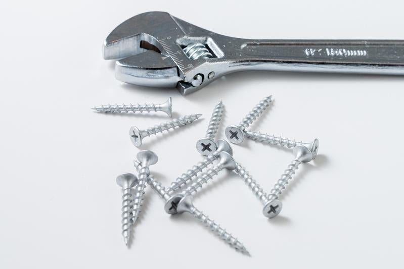 モンキーレンチとネジの工具セットの写真