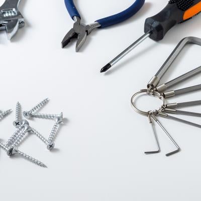 六角レンチとペンチとドライバーを含む作業工具一式の写真