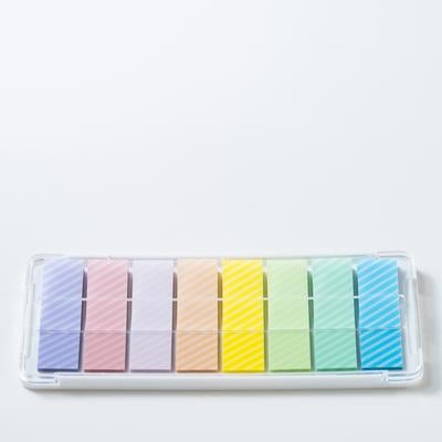 透明ケースに収納された8色ストライプ付箋セットの写真
