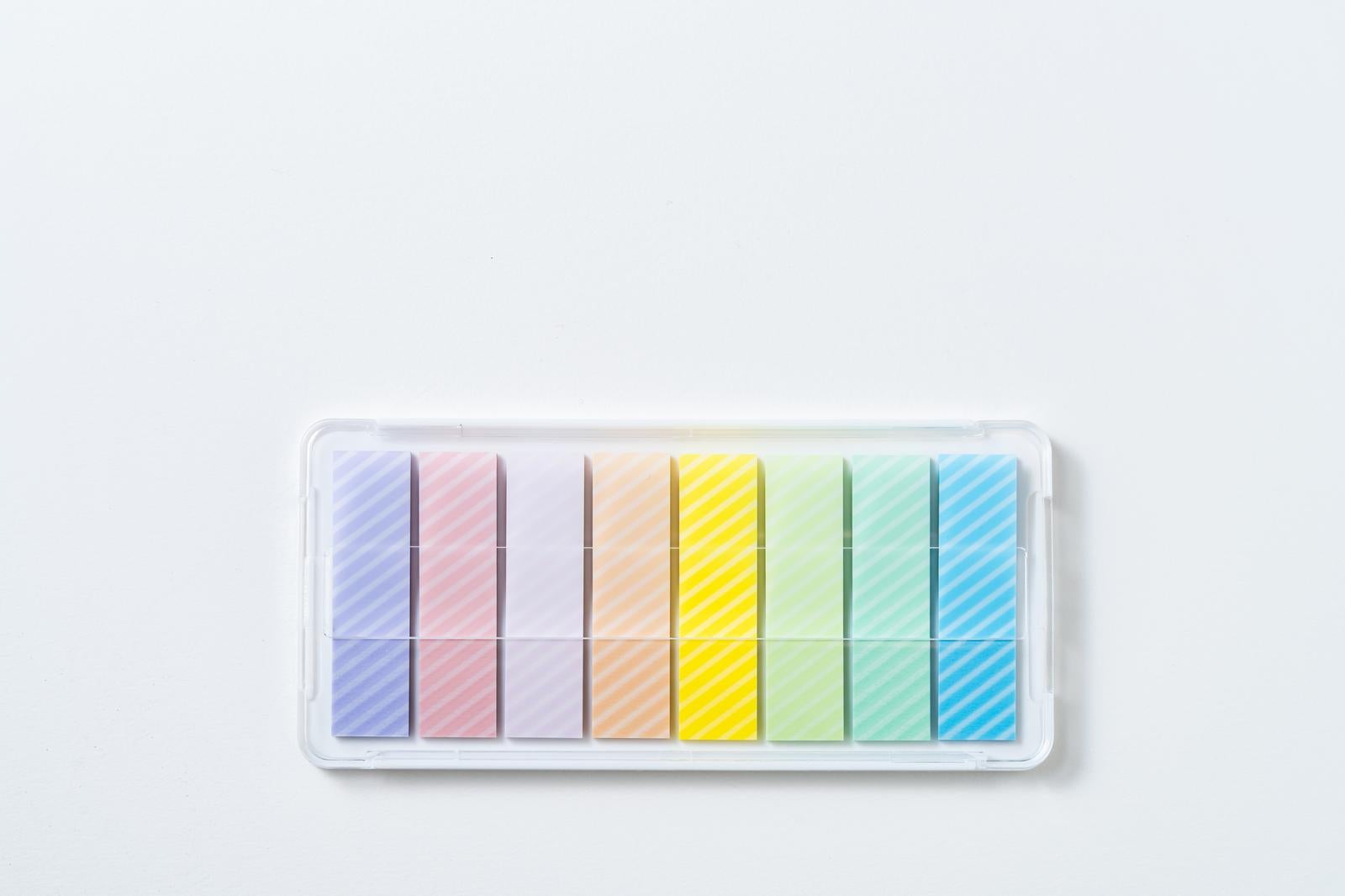 透明ケースに入ったパステルカラー8色のストライプ柄インデックス付箋を上から撮影