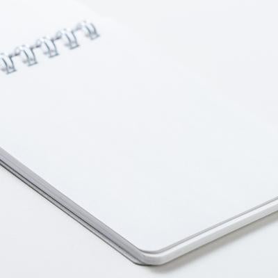 オフィスワークに最適な白いリングノートの写真