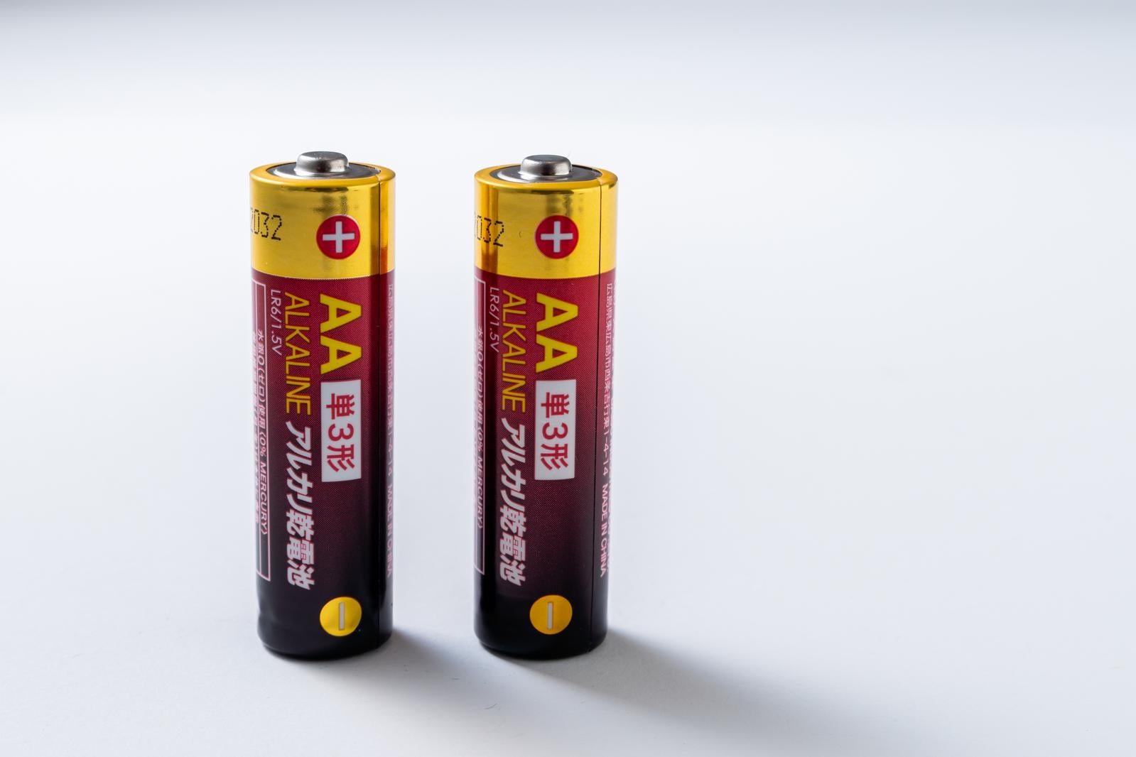 白い背景に置かれた2本の単三アルカリ電池