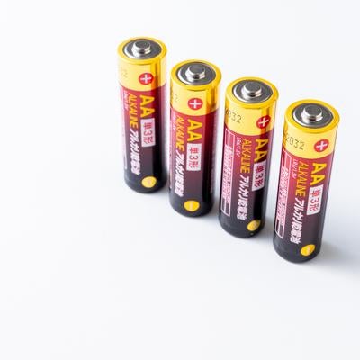 斜めに並んだ4本のアルカリ電池の写真