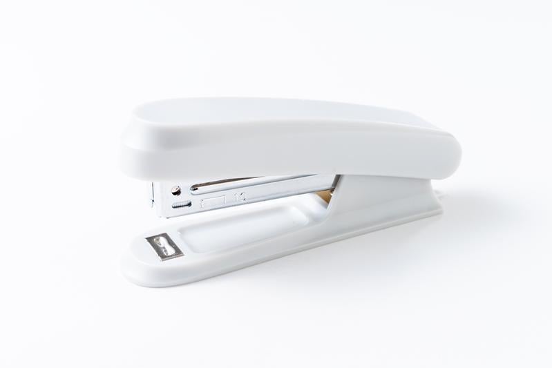 白いホッチキスのシンプルな事務用品の写真