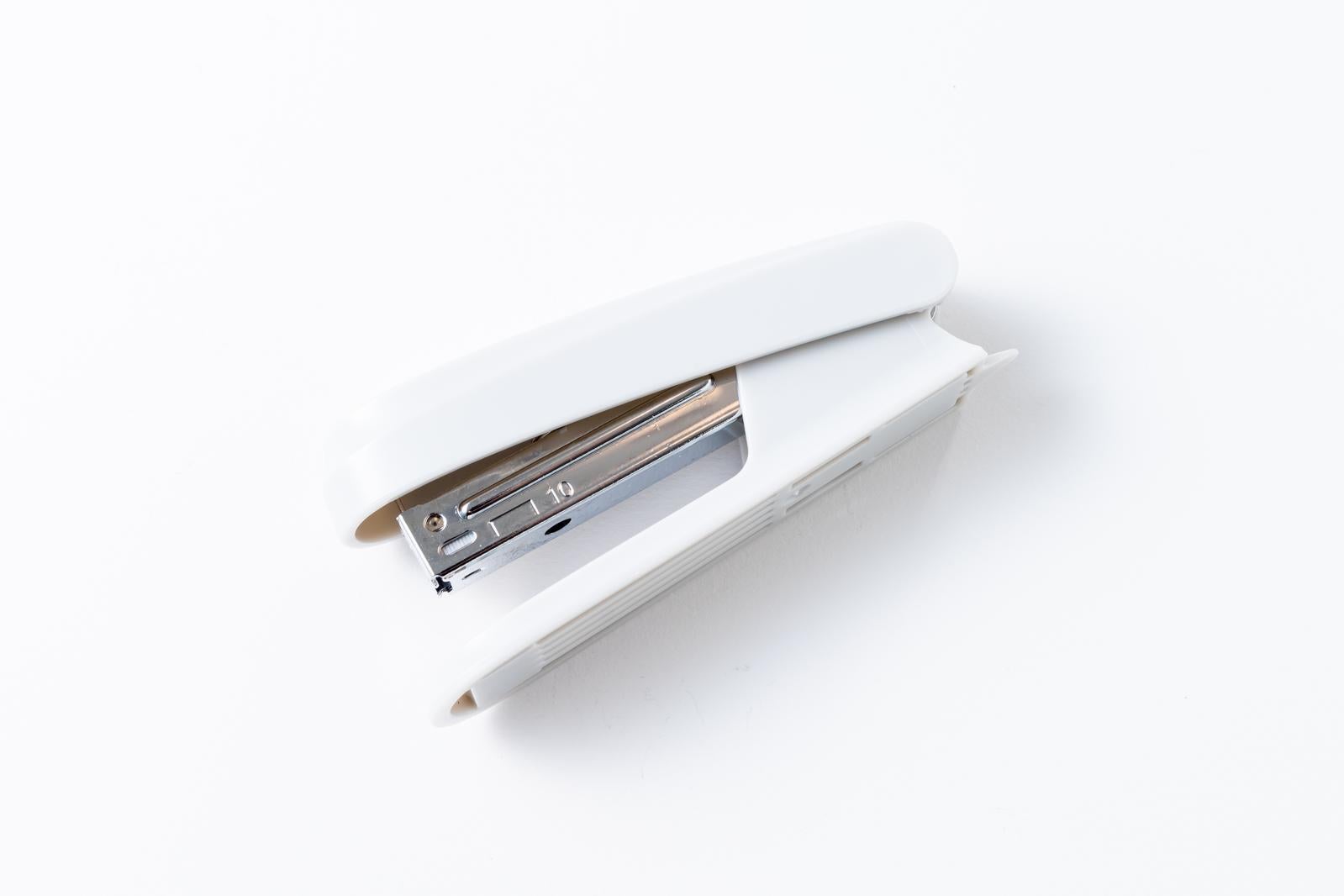 「置かれた白いホチキス」の写真