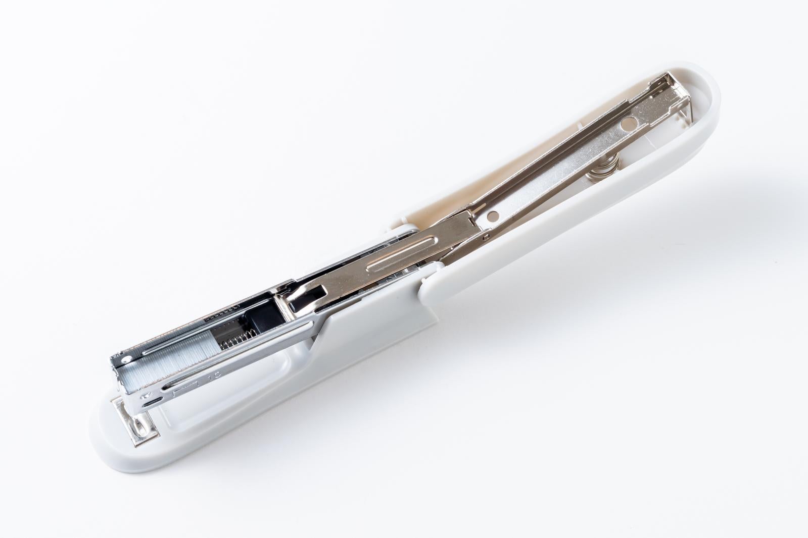 「開いた白いホチキス」の写真