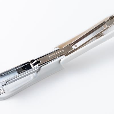 開いた白いホチキスの写真