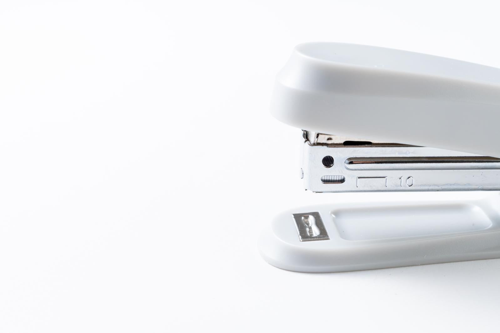 「事務用品のホチキス」の写真