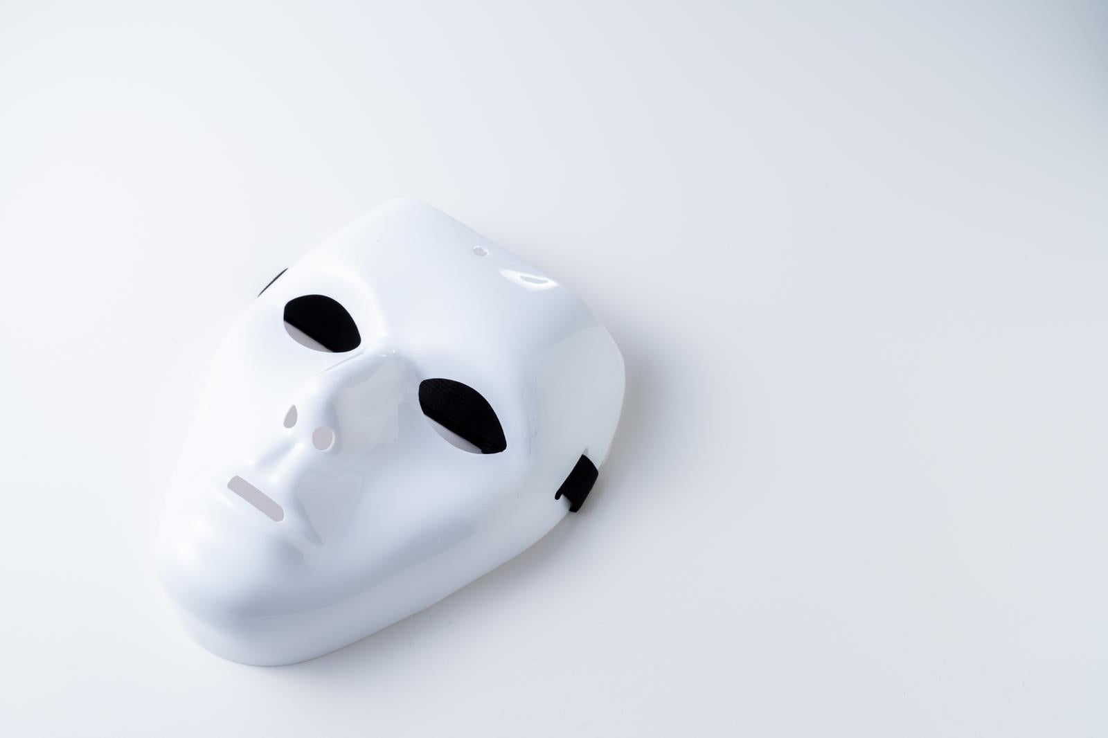 「身元を隠す仮面」の写真