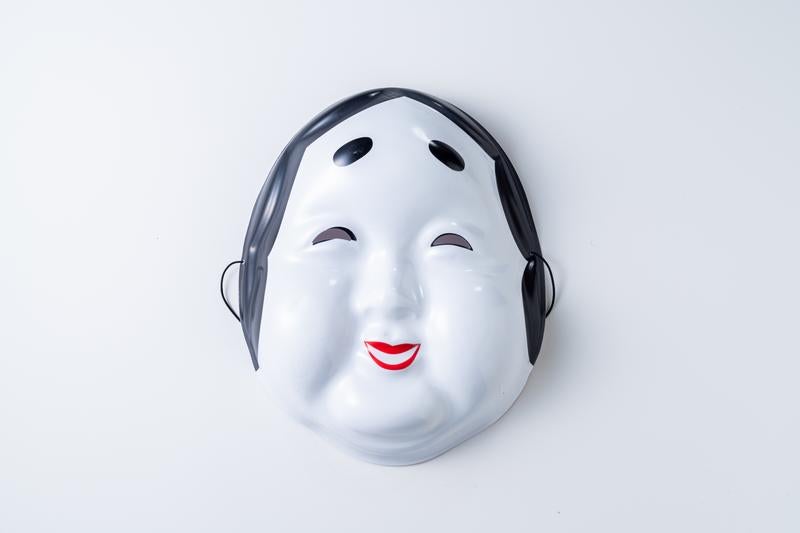 微笑むおたふくマスクの写真